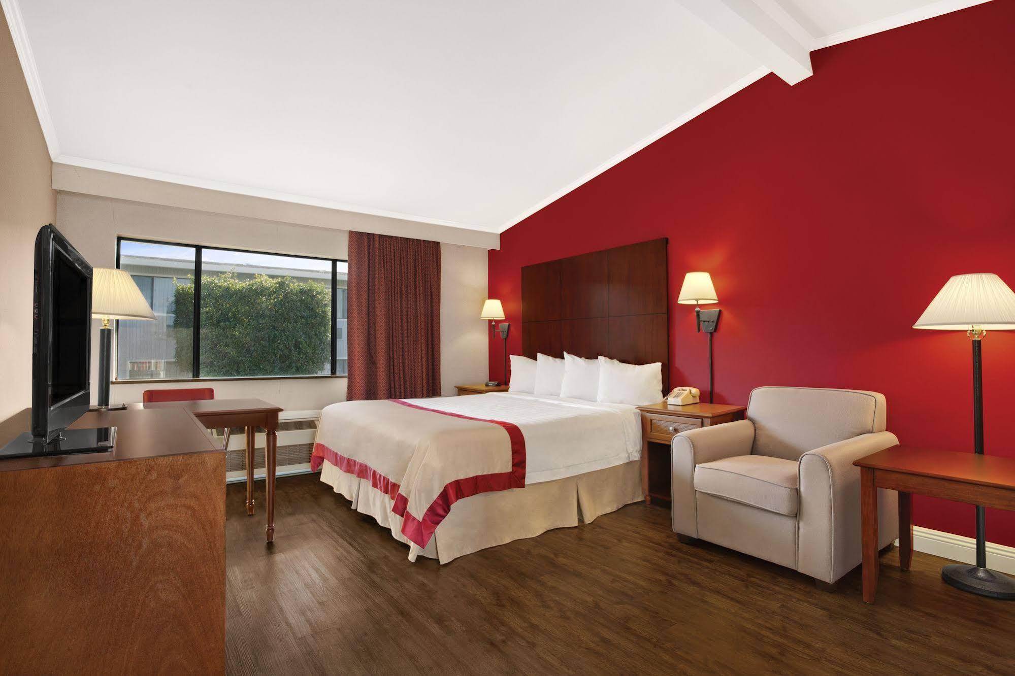 Hotel Ramada By Wyndham Torrance Exterior foto