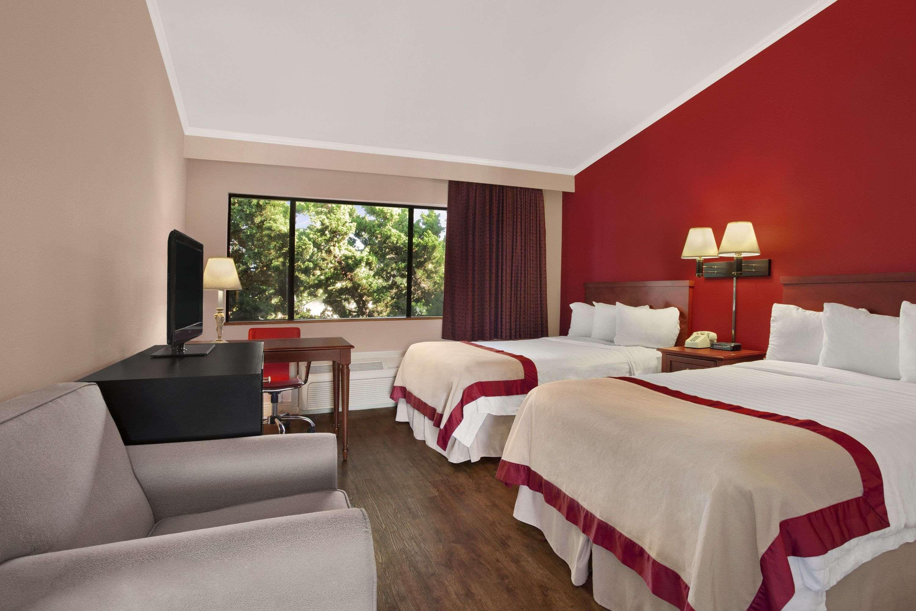 Hotel Ramada By Wyndham Torrance Exterior foto