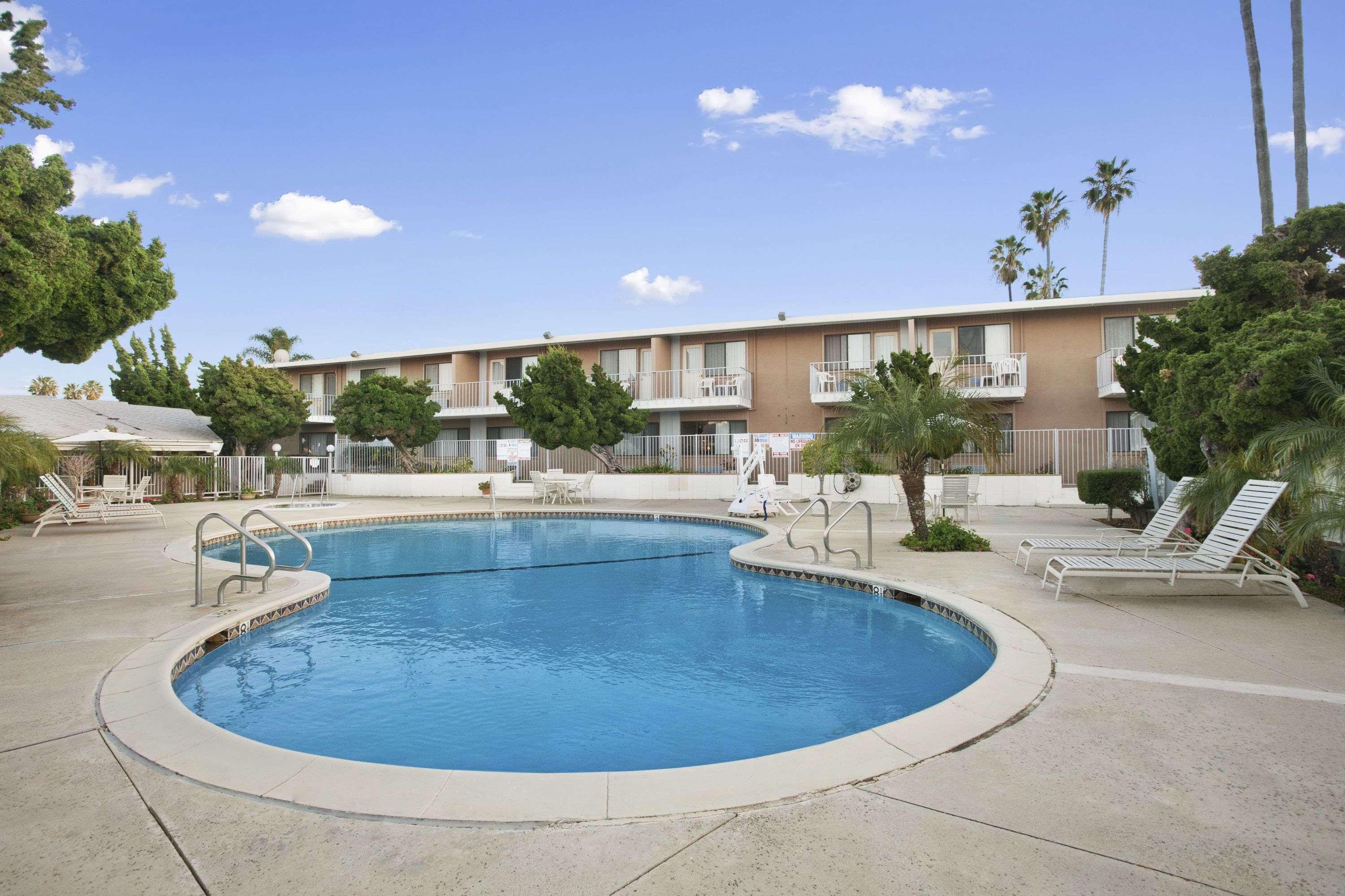 Hotel Ramada By Wyndham Torrance Exterior foto