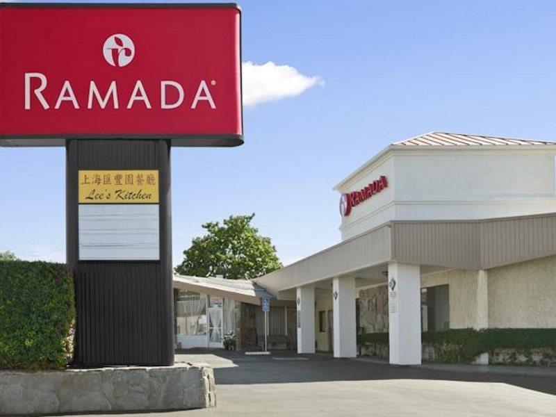 Hotel Ramada By Wyndham Torrance Exterior foto